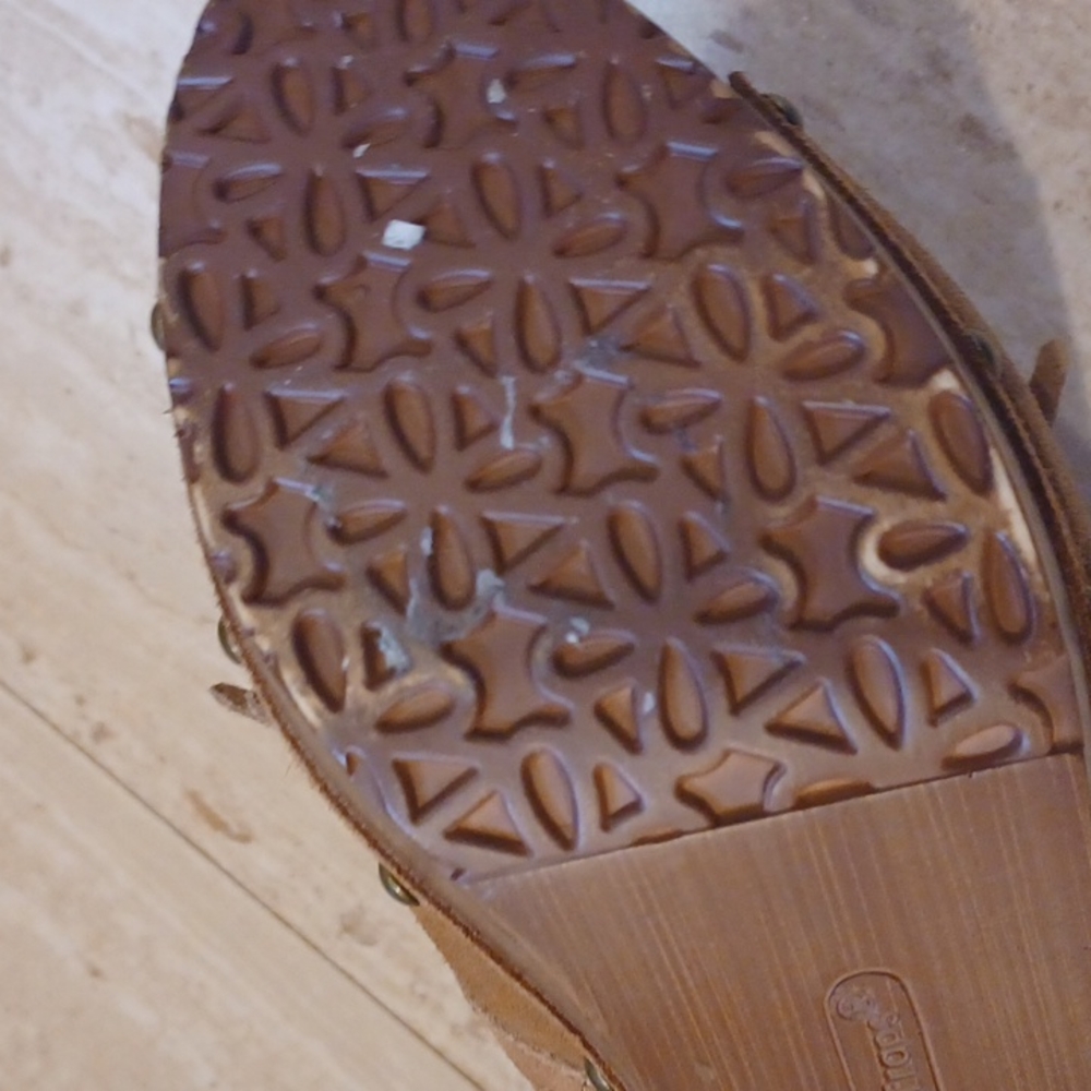 BareTraps Leather Upper 3" Sparrow Fringed Open Toe Clogs - Picture 7 of 8